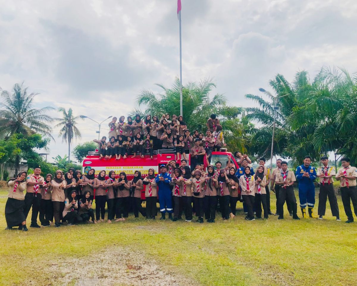 Antisipasi Bahaya Kebakaran, Pramuka MAN 3 Banyuwangi Gelar Latihan Penempuhan TKK Bersama Damkar