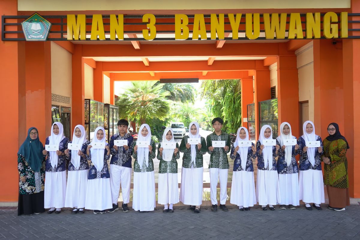 MAN 3 Banyuwangi Salurkan Santunan Baznas untuk 12 Siswa Yatim
