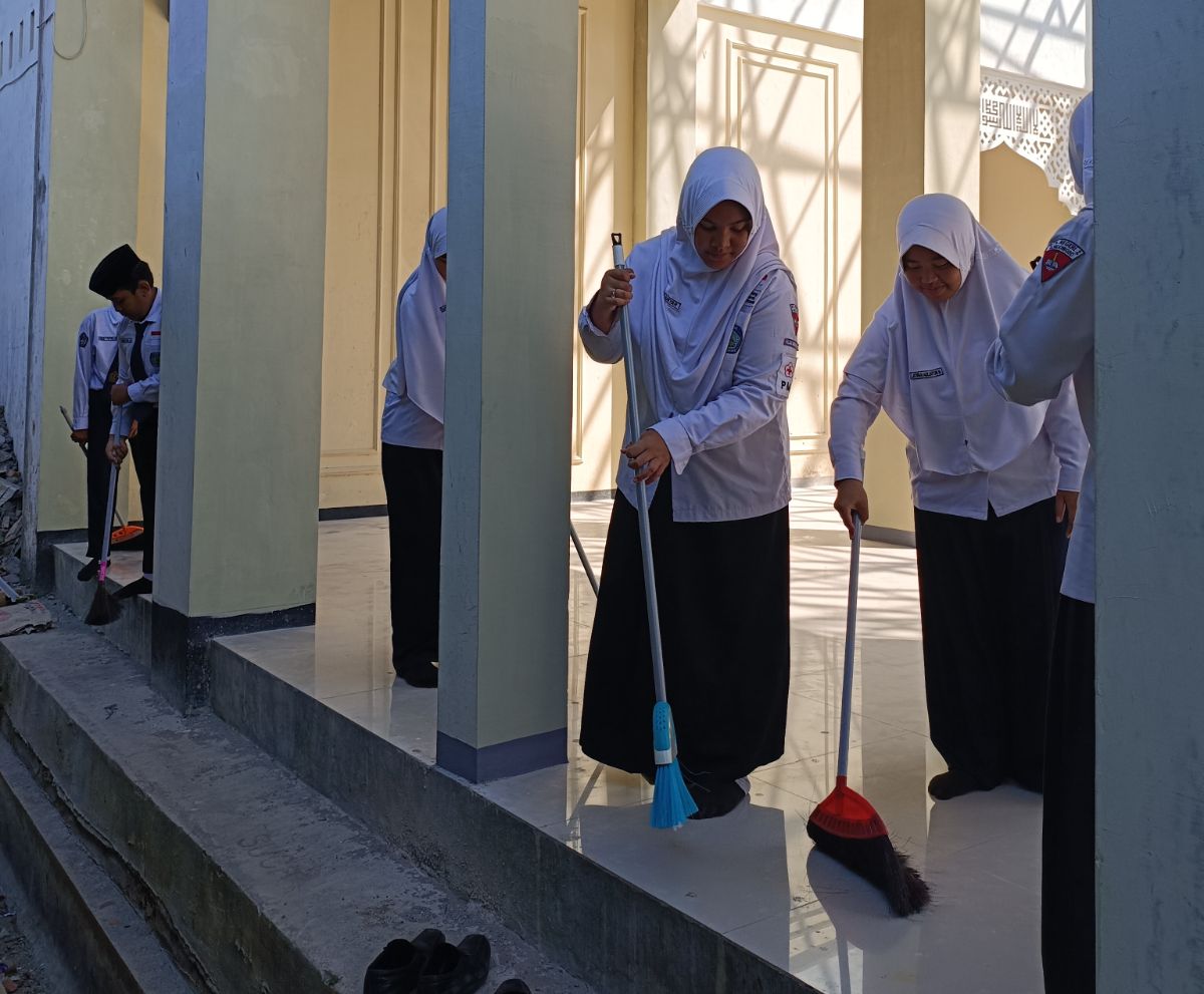 Sukseskan Aksi Serentak Nasional, Siswa dan Remus MTsN 2 Bondowoso Gelar GEBER MAS