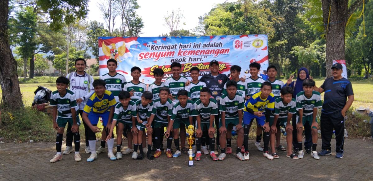 Tim Sepak Bola SMP Negeri 3 Glenmore Raih Juara 2 Tingkat Kecamatan