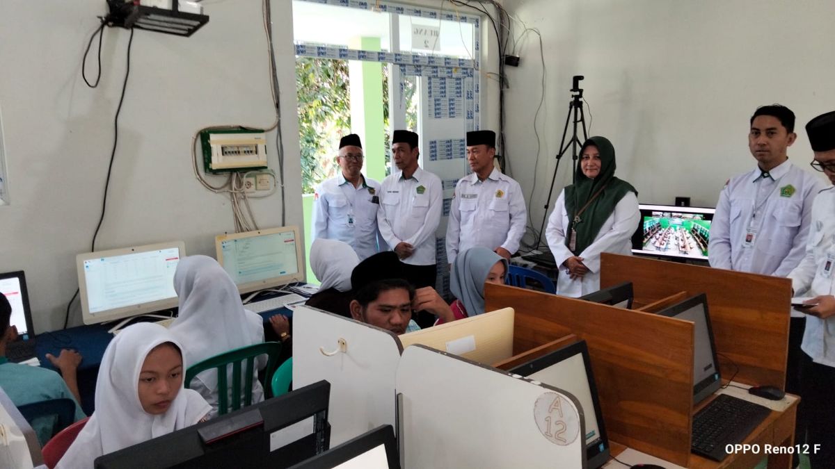 Kepala Kemenag Tinjau Langsung Pelaksanaan OMI di MTsN 2 Bondowoso