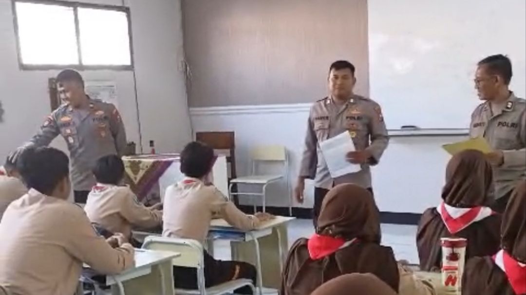 Polsek Kota Bondowoso Gelar Sosialisasi SMA Kemala Taruna Bhayangkara di MTsN 2 Bondowoso