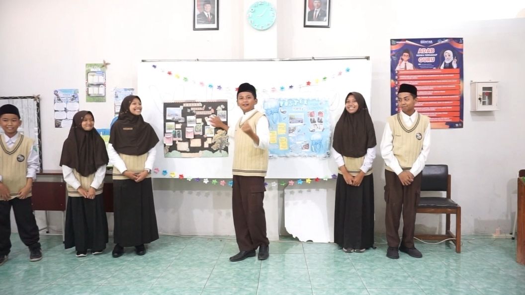 Penerimaan Rapor Kelas Bina Akademik dan Presentasi Hasil Outing Class