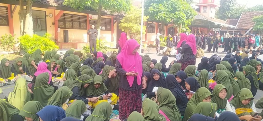 Antusiasme Siswa MTSN 8 Banyuwangi Terhadap Kegiatan Gerbang (Gemar Bahasa Asing)
