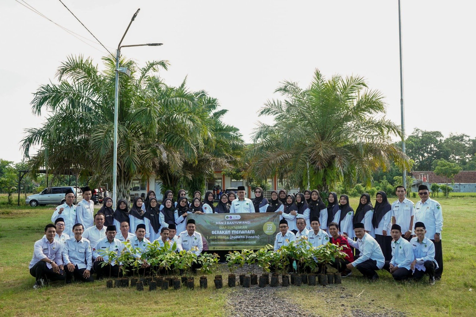 ​Dukung Program Kemenag, MAN 3 Banyuwangi Tanam 40 Pohon Matoa