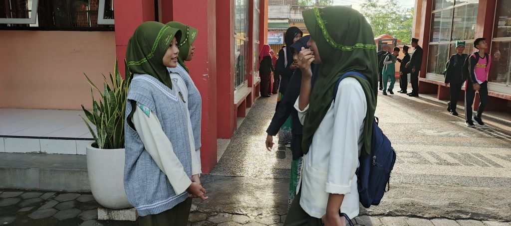 Duta Bahasa MTsN 8 Banyuwangi Sambut Siswa dengan Semangat Gemar Bahasa Asing