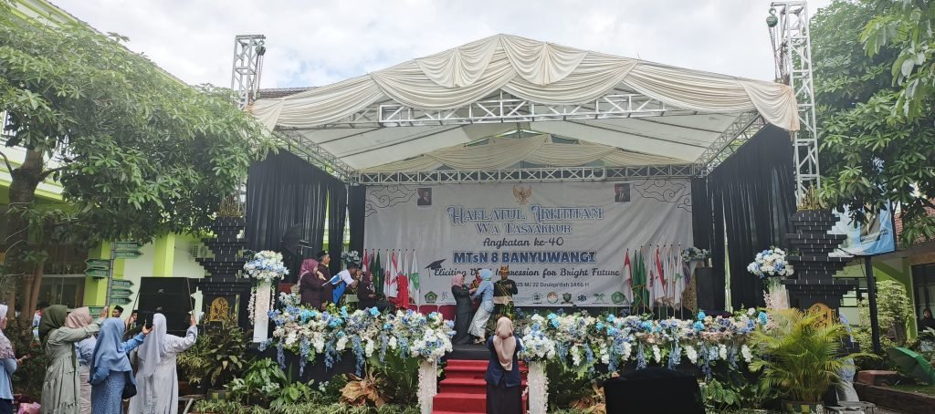 Haflatul Ikhtitam wa Tasyakkur: 293 Siswa MTsN 8 Banyuwangi Diwisuda