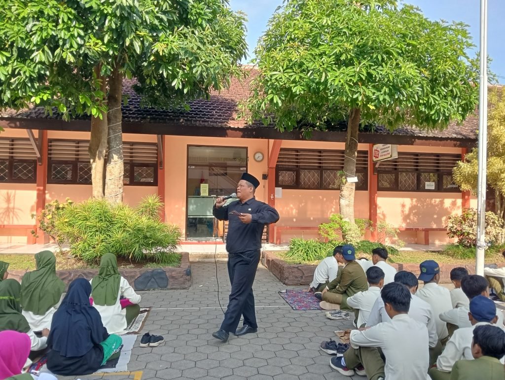 Kegiatan GERBANG MTsN 8 Banyuwangi: Siswa Semakin Percaya Diri dalam Berbahasa Inggris