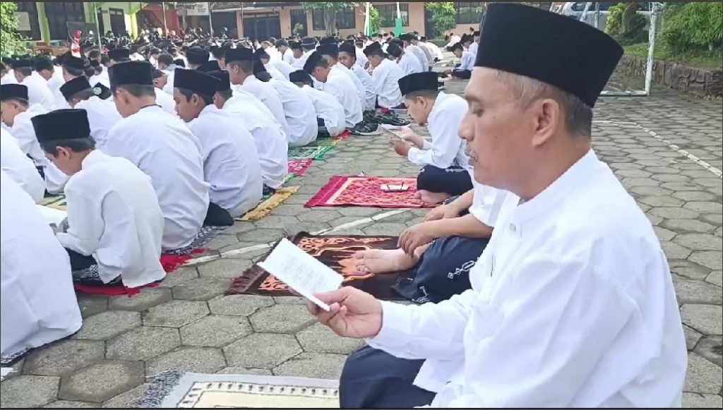 Kegiatan Jumat Pon: Pembacaan Rotibul Haddad dan Sholat Dhuha Bersama Warnai Nuansa Religius di MTsN 8 Banyuwangi
