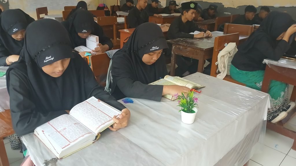 Kegiatan Membaca Al-Qur'an Bersama, Awali Hari dengan Kebaikan di MTsN 8 Banyuwangi