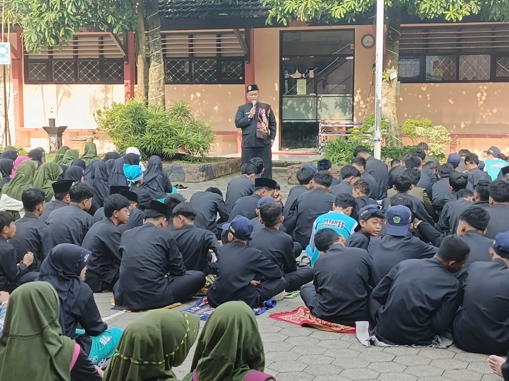 Kegiatan Rutin "Gemar Bahasa Asing" di MTsN 8 Banyuwangi: Mengasah Keterampilan Bahasa Inggris Setiap Hari Rabu