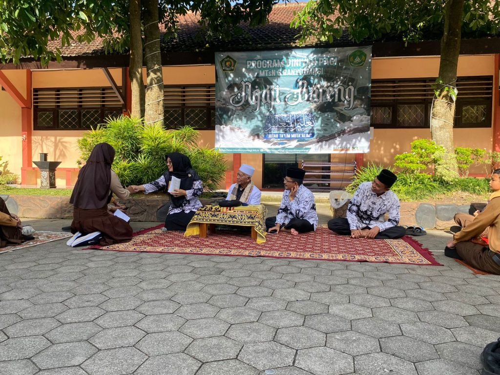 Kegiatan Rutin Hari Sabtu Pagi di MTsN 8 Banyuwangi: Ngaji Bareng Kitab Ta'lim Muta'alim