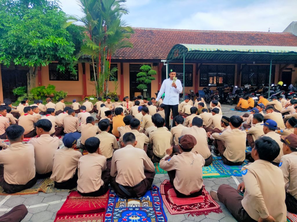 Kegiatan Rutin Jumat di MTsN 8 Banyuwangi: Gerbang dan ASA Semester Ganjil