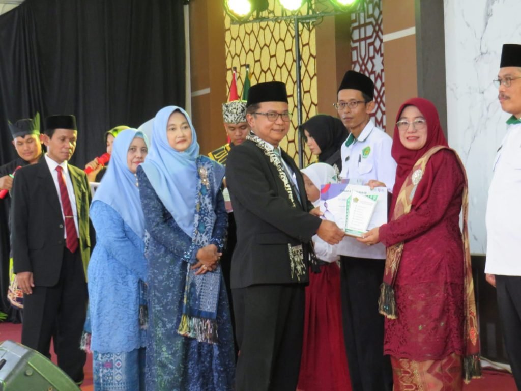 Kepala MTsN 8 Banyuwangi Raih Penghargaan pada Kemangi Award 2025
