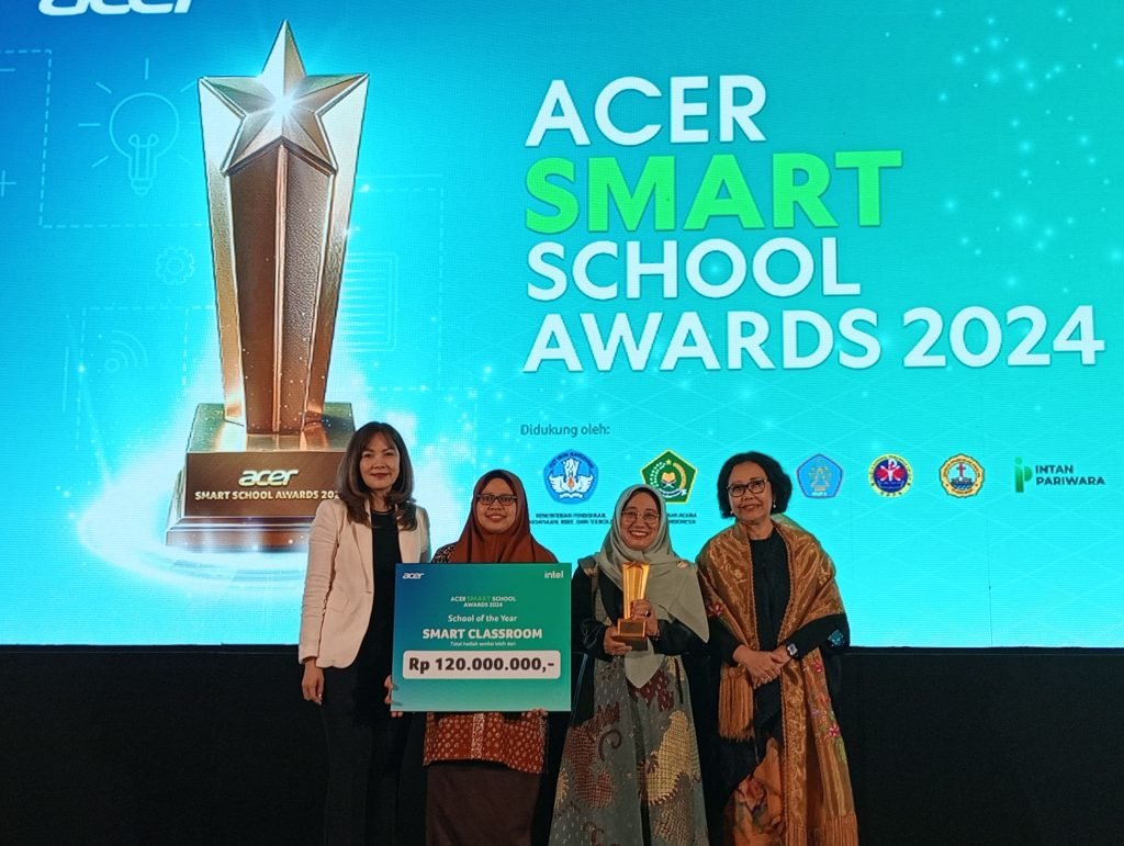 Kepala MTsN 8 Banyuwangi Terima Penghargaan Acer Smart Award 2024