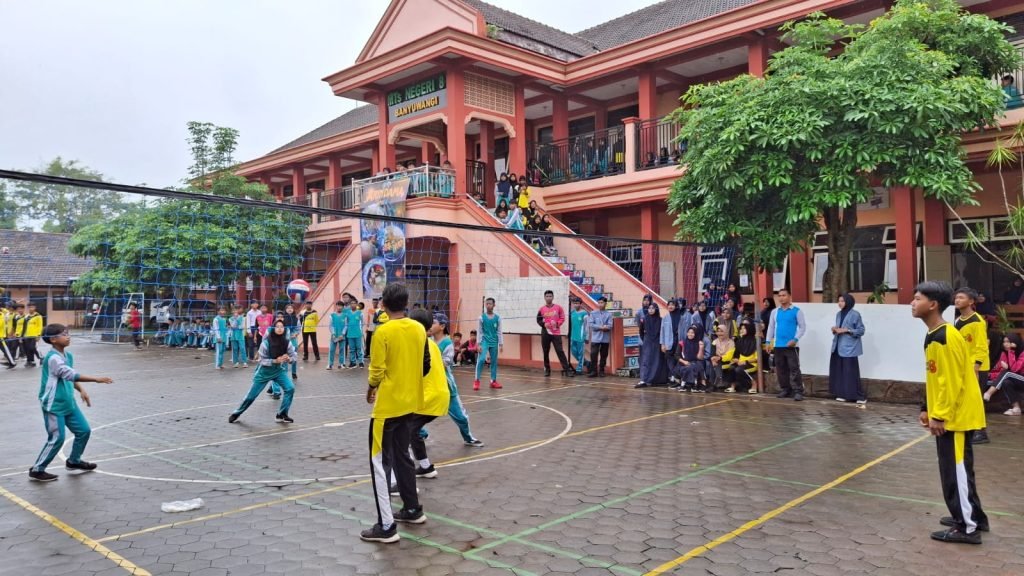 Lomba Voli Antar Kelas Meriahkan Hari Kedua Classmeeting "Arindama" di MTsN 8 Banyuwangi