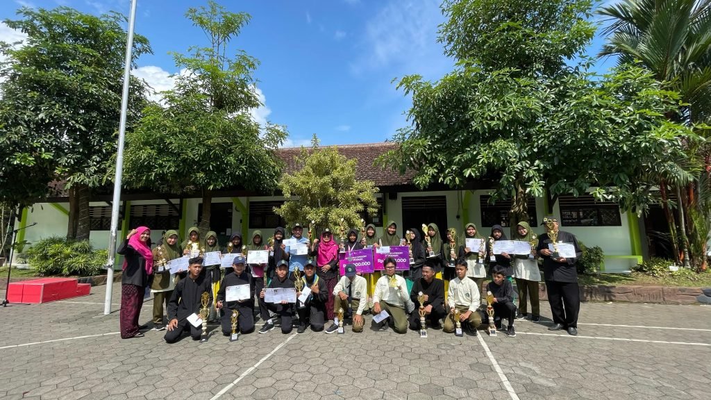 MTsN 8 Banyuwangi Gelar Apel Pagi, Kepala Madrasah Berikan Amanat dan Penyerahan Trofi Prestasi