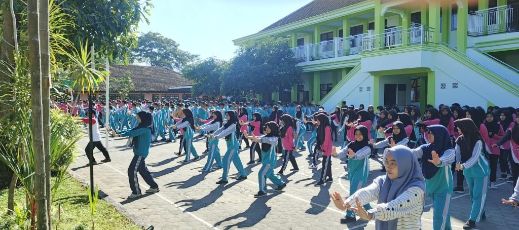 MTsN 8 Banyuwangi Gelar Kegiatan Aksi Bergizi dan Penanaman Pohon dalam Rangka Hari Bumi