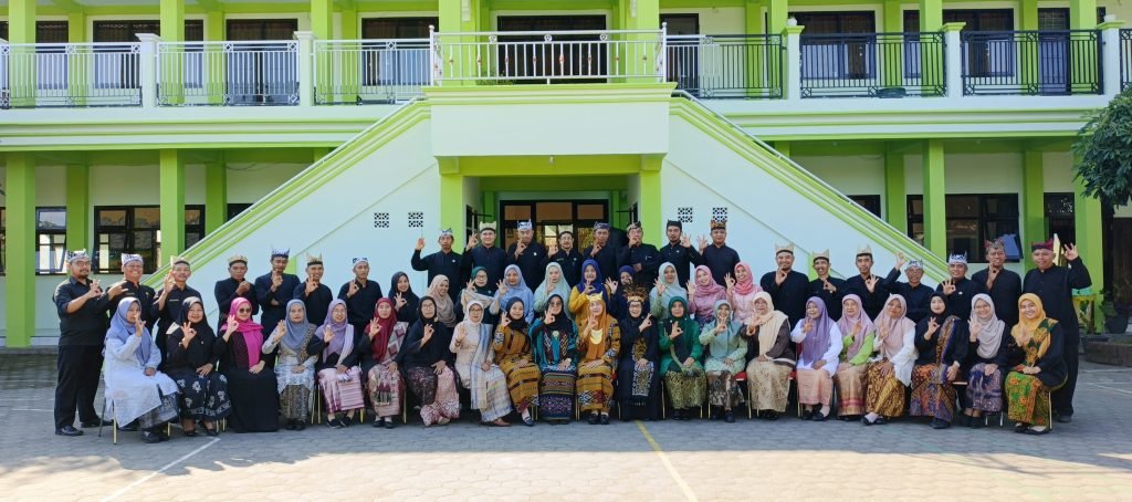 MTsN 8 Banyuwangi Gelar Upacara Peringatan Hardiknas 2025 dengan Nuansa Adat