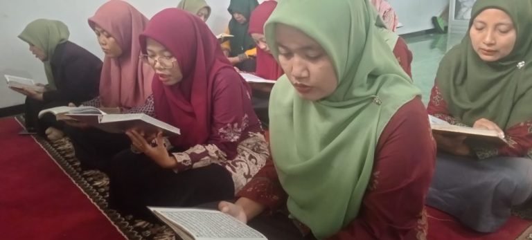 MTsN 8 Banyuwangi Ikuti Kegiatan Peaceful Muharram dengan Khotmil Qur’an