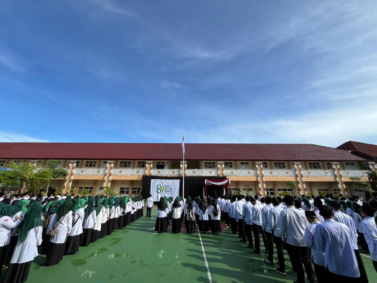 MTsN 8 Banyuwangi Ikuti Upacara HAB Kemenag ke-80 di MAN 2 Banyuwangi