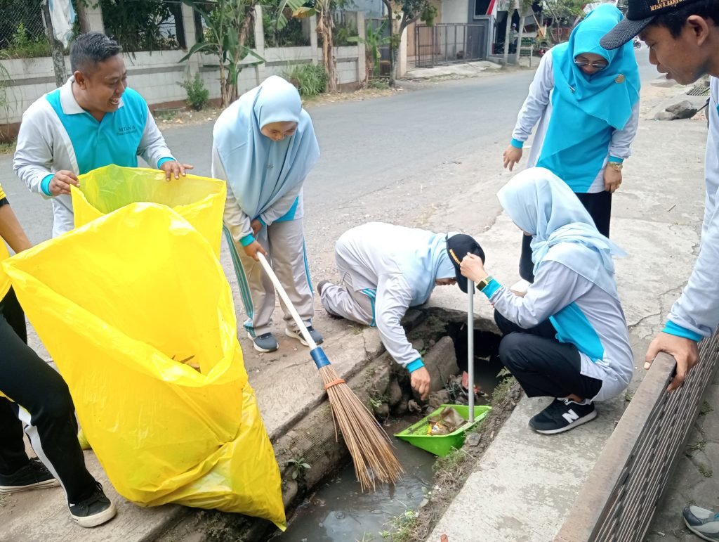 MTsN 8 Banyuwangi Lestarikan Lingkungan, Rayakan World Cleanup Day dengan Aksi Nyata