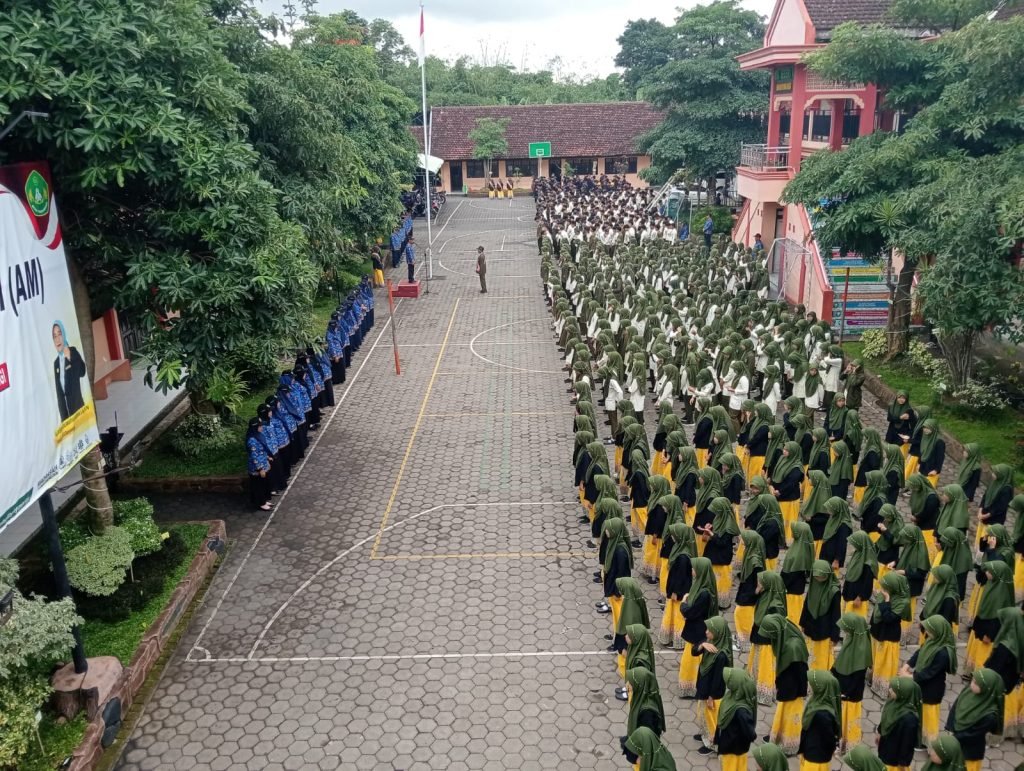 MTsN 8 Banyuwangi memperingati hari pendidikan Nasional