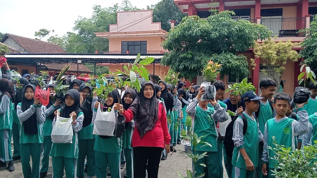 MTsN 8 Banyuwangi Tanam 1000 Pohon dalam rangka memperingati HAB Kemenag ke-79