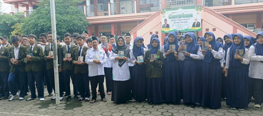 MTsN 8 Banyuwangi Terima Wakaf Al-Qur’an dari Rumah Syamil Qur’an Nurul Yaqin Banyuputih Situbondo