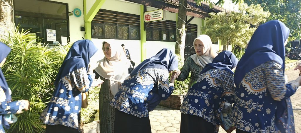 Pagi Cerah, Hati Ceria: Tradisi Positif di MTsN 8 Banyuwangi