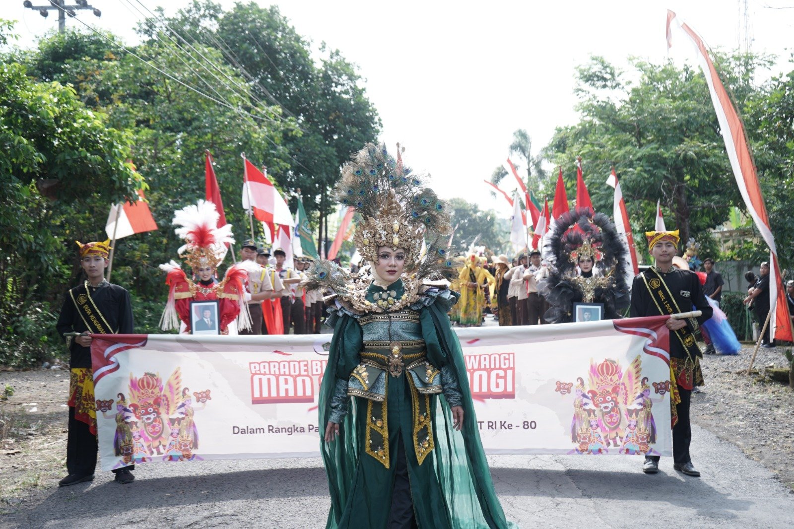 ​Pawai Budaya Desa Kebaman : MAN 3 Banyuwangi Pukau Penonton dengan Tema “Nusantara Wangi”