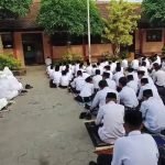 Pelaksanaan Sholat Dhuhur Berjamaah di Halaman MTsN 8 Banyuwangi: Mendukung Gerakan Sholat Berjamaah dan Sholat Tahajud Kemenag Banyuwangi