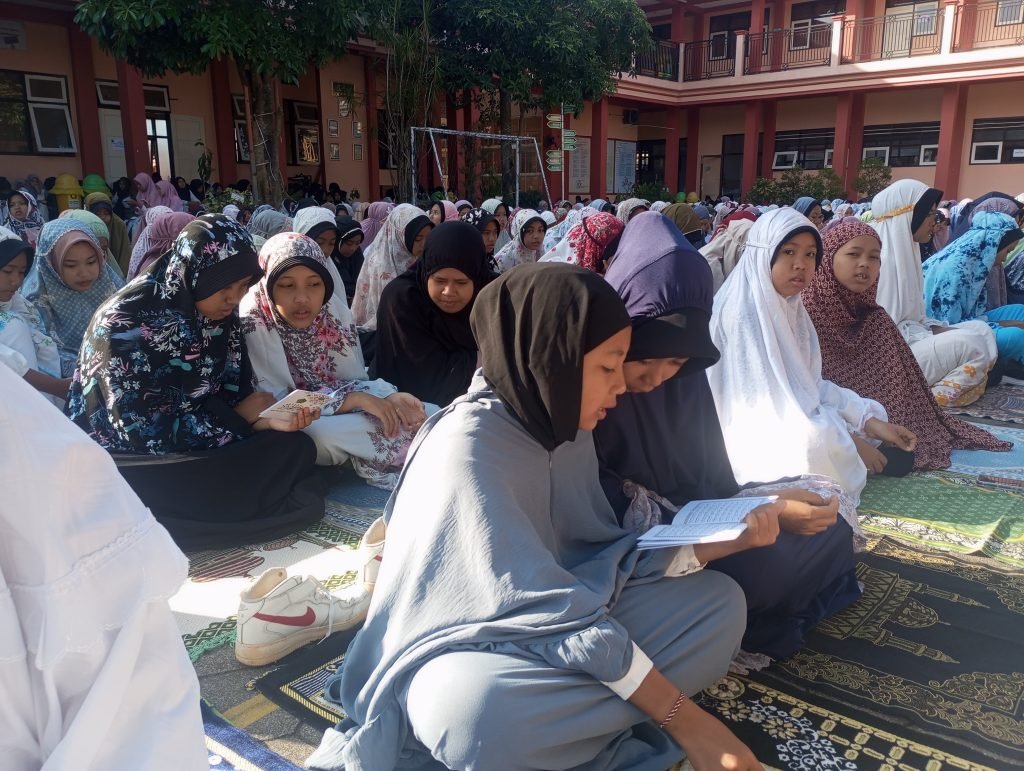 Pembacaan Rotibul Haddad Tiap Jum'at Pon di MTsN 8 Banyuwangi