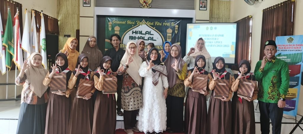 Pembagian Rapor Semester Genap Siswa Kelas PDCI