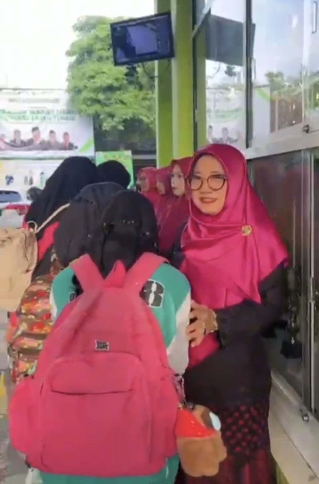 Pembiasaan 5S, MTsN 8 Banyuwangi Sambut Siswa dengan Senyum dan Sopan Santun Setiap Pagi