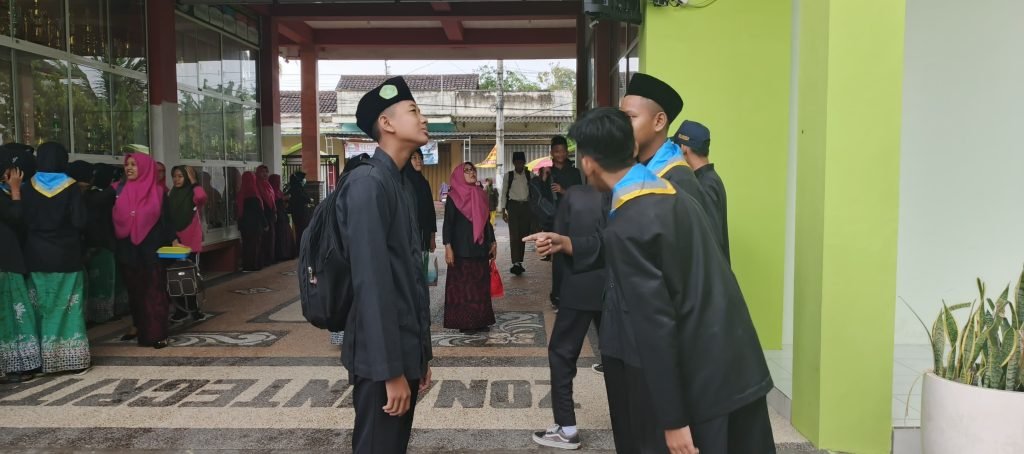 Pembiasaan Berbahasa Inggris Setiap Rabu: Duta Bahasa Membersamai Siswa dalam Program Gerbang (Gemar Bahasa Asing)