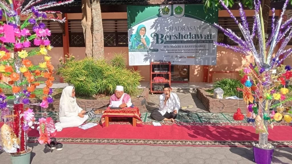 Peringatan Maulid Nabi Muhammad di MTsN 8 Banyuwangi: Menguatkan Spiritual dan Kebersamaan