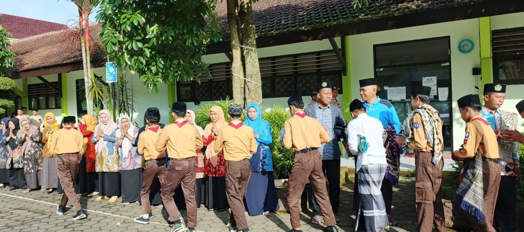 Perwujudan 5S, Implementasi Nyata Mabur Banter di MTsN 8 Banyuwangi