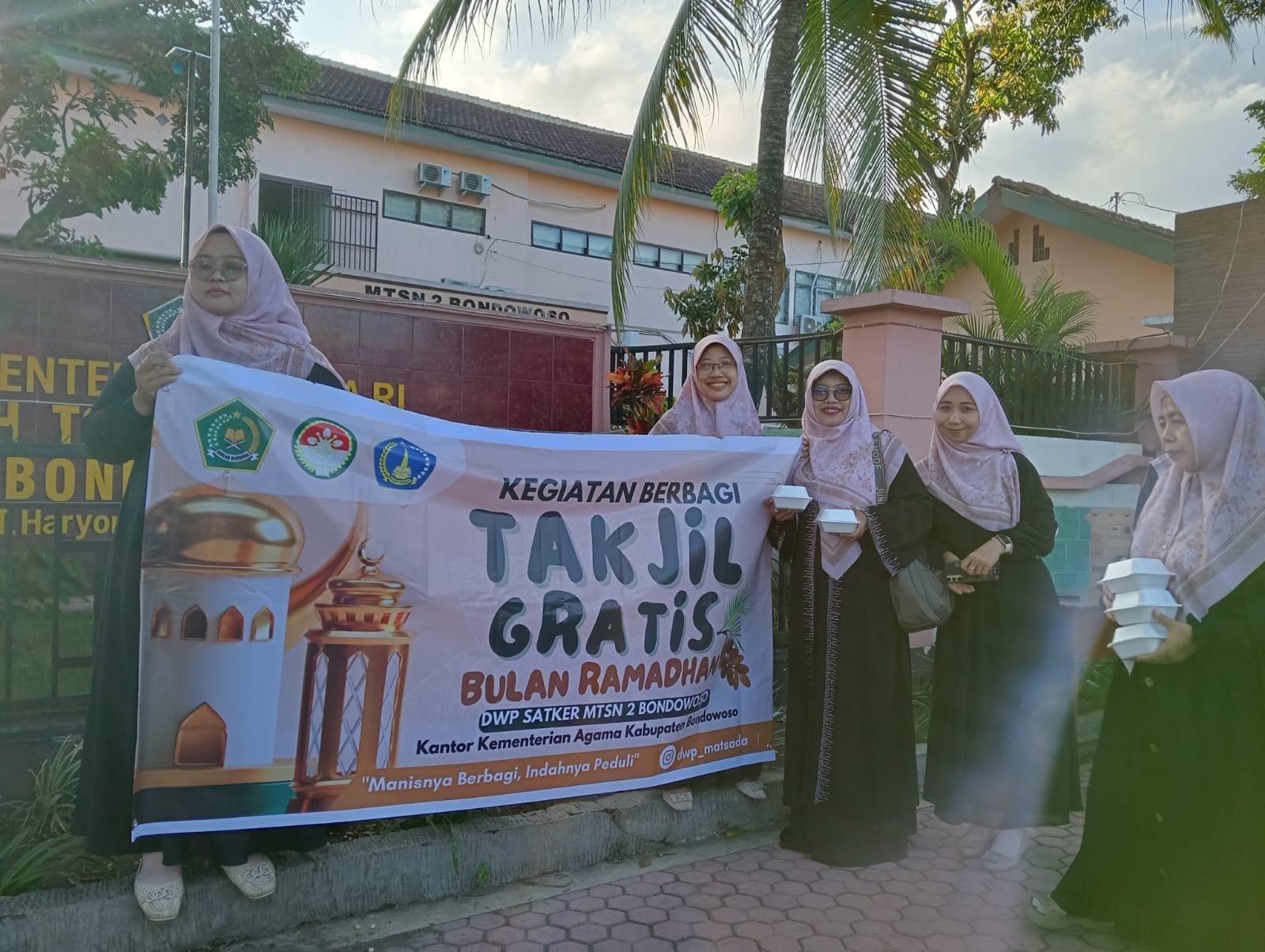 Ramadhan ke-20, Dharma Wanita Persatuan MTsN 2 Bondowoso Bagi- bagi Takjil