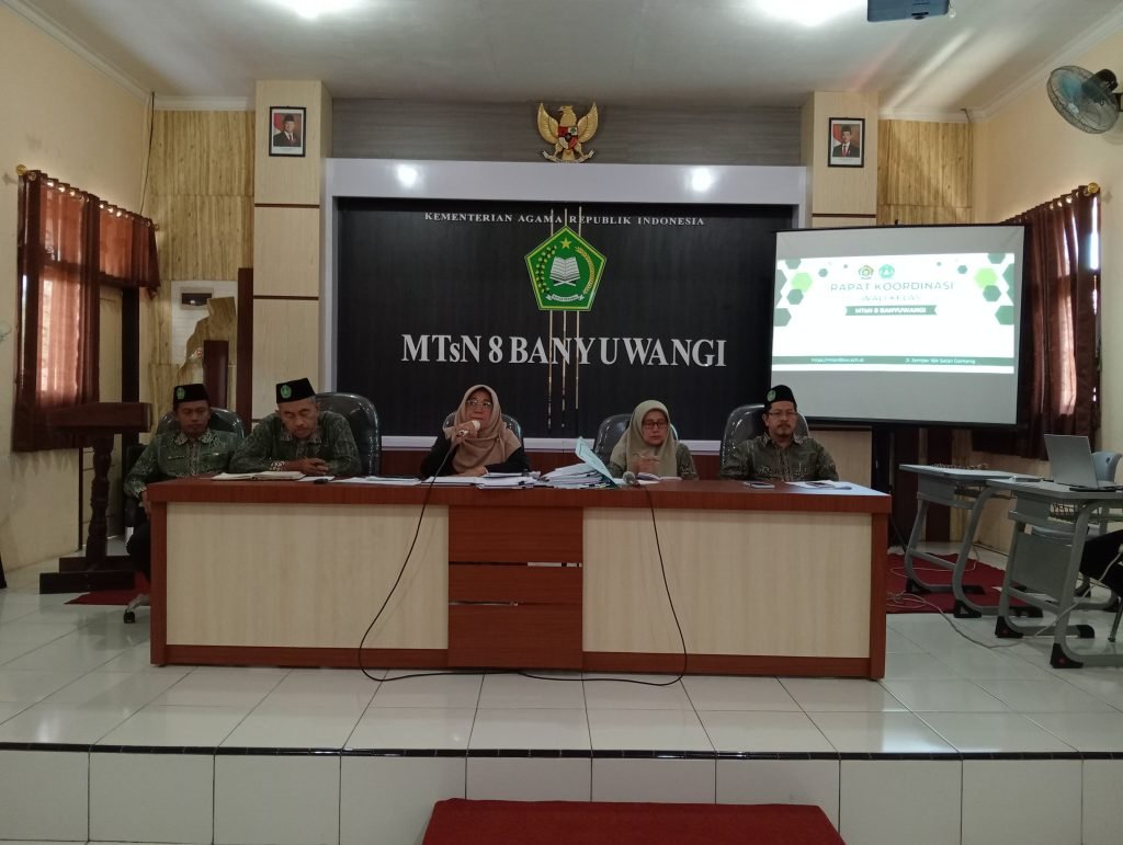 Rapat Koordinasi Wali Kelas untuk Pembagian Raport Siswa Semester Ganjil di MTsN 8 Banyuwangi
