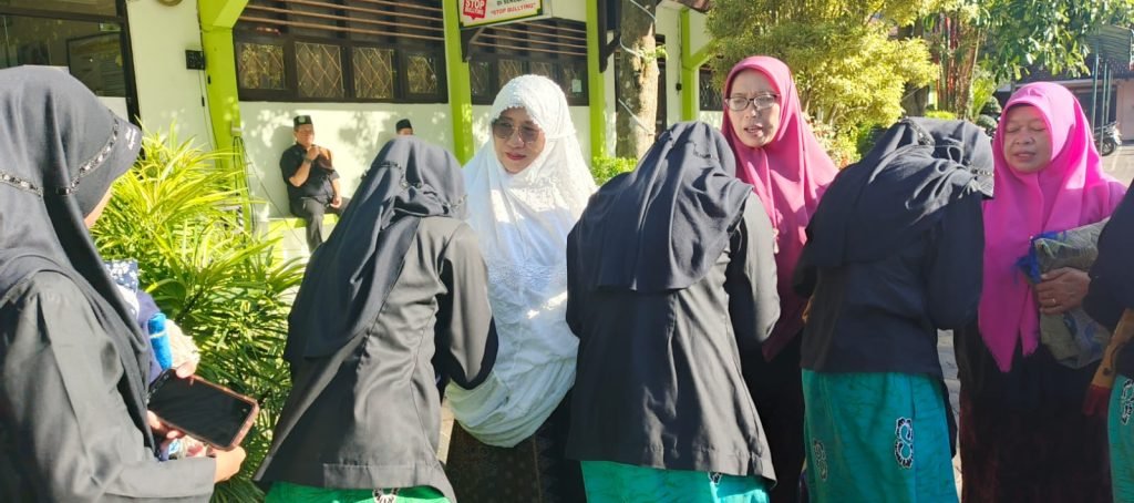 Salam Penuh Makna: Siswa MTsN 8 Banyuwangi Bersalaman dengan Guru dalam Rangkaian Program Mabur Banter