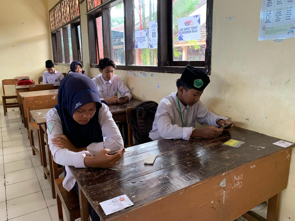 Semangat Peserta Ujian Madrasah Hari Kedua Tetap Membara