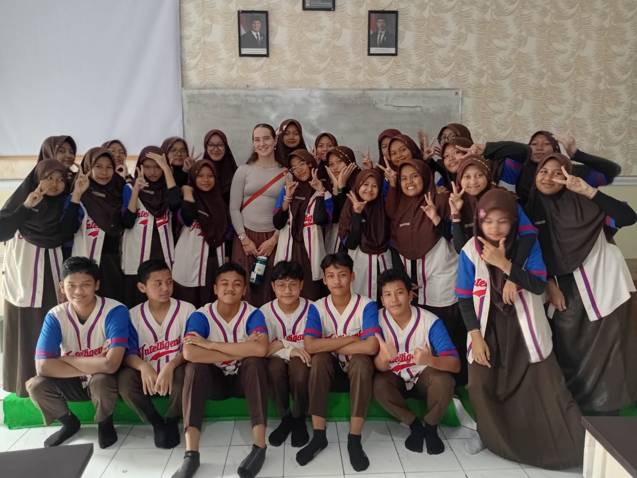 Siswa Bina Prestasi MTsN 2 Bondowoso Antusias Ikuti "Fun English with Foreigners"