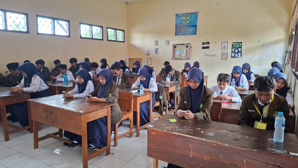 Siswa Kelas 7 dan 8 MTsN 8 Banyuwangi Ikuti ASAS Genap dengan Tertib