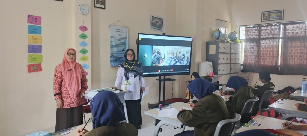Siswa Kelas 7B MTsN 8 Banyuwangi Ikuti International Progressive Test dari Universitas Negeri Malang