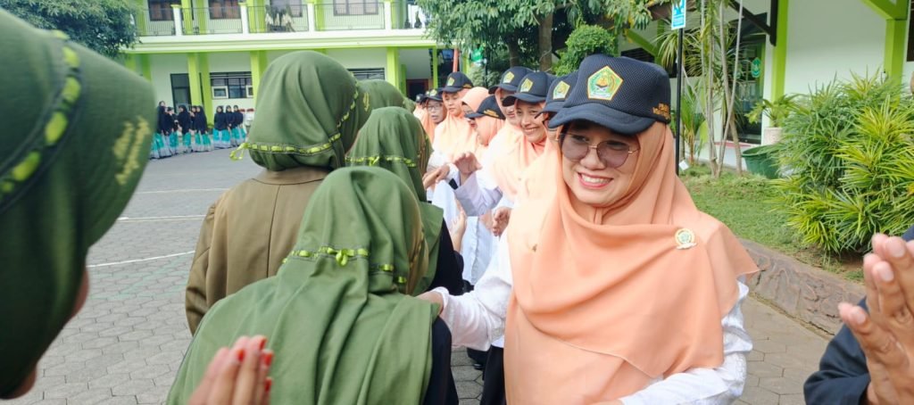 Suasana Haru dan Penuh Semangat Warnai Hari Pertama Masuk Sekolah di MTsN 8 Banyuwangi
