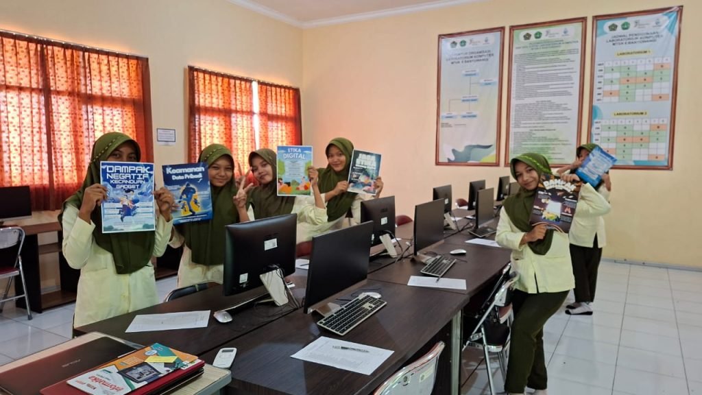 Ujian Praktik Informatika: Siswa Tunjukkan Kreativitas Lewat Desain Poster Digital