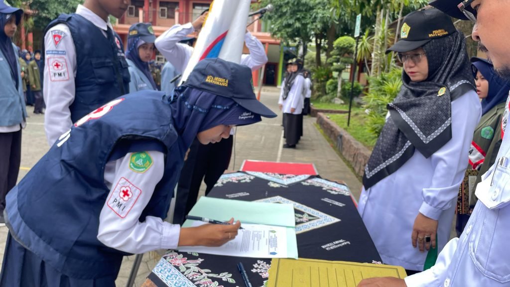 Upacara Bendera di MTsN 8 Banyuwangi: Serah Terima Jabatan Pengurus OSIM dan PMR serta Pemberian Reward kepada Guru dan Siswa Berprestasi