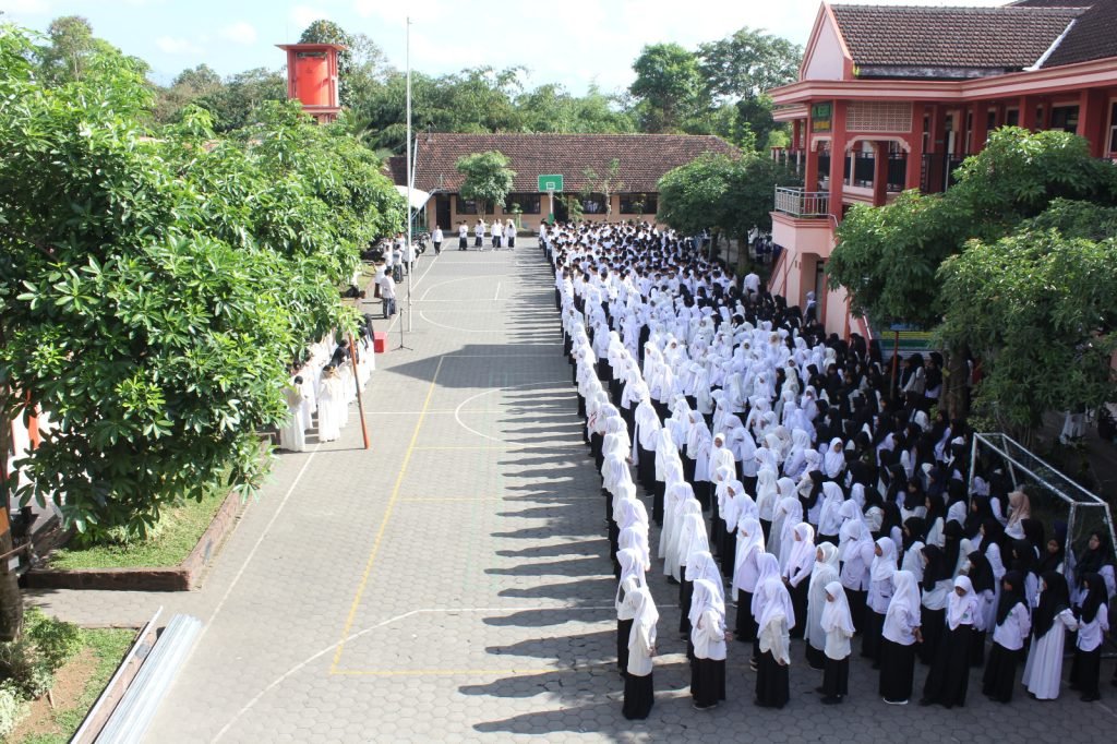 Upacara Hari Santri di MTsN 8 Banyuwangi