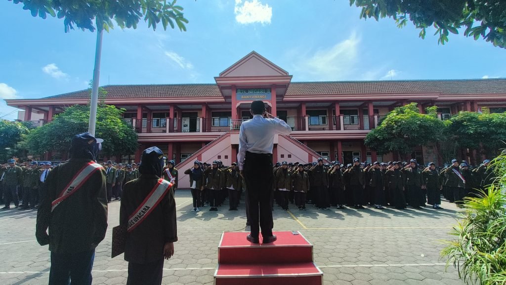 Upacara Hari Senin di MTsN 8 Banyuwangi: Syarat untuk Menjadi Orang Sukses